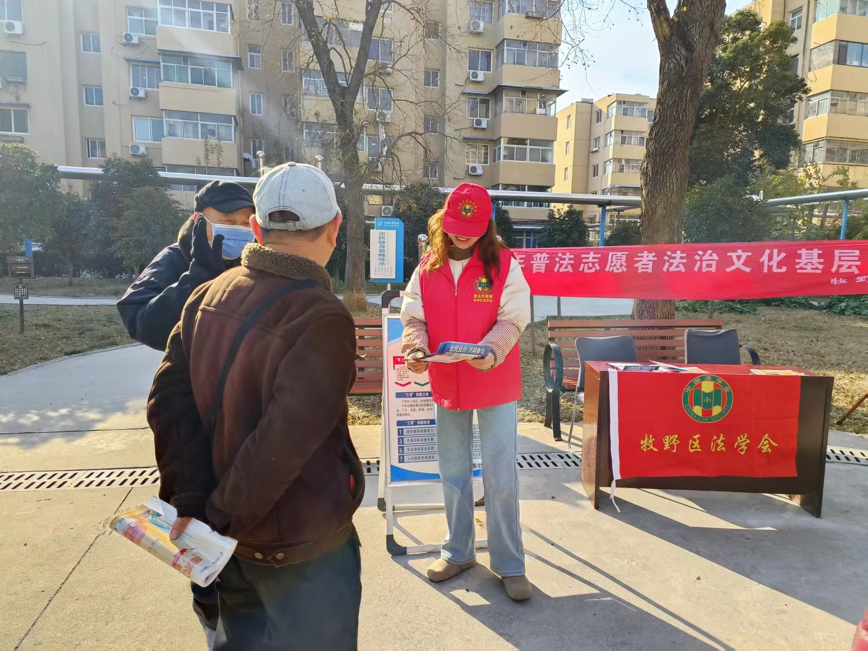 新乡市牧野区东干道街道建东社区基层服务点开展“民法典进社区”普法宣传活动.jpg