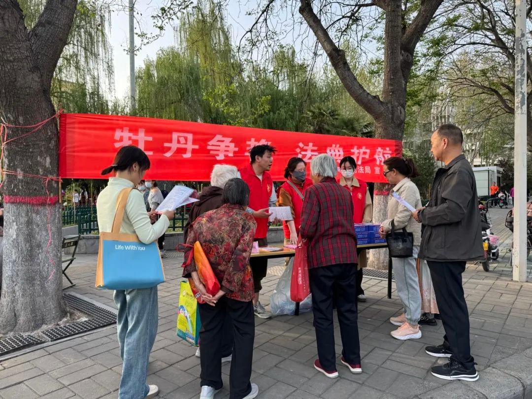 偃师区法学会开展“牡丹争艳 法典护航”基层行普法活动