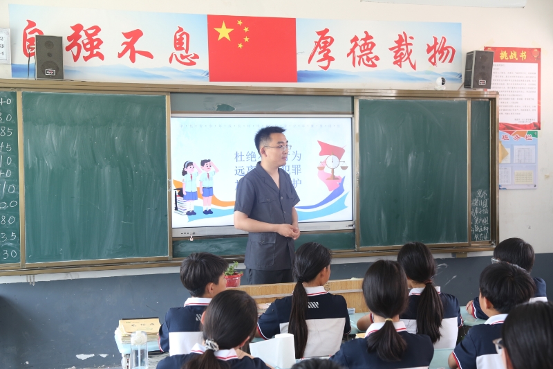 3.2新乡市延津县法学会组织开展民法典进校园法治宣传活动.png