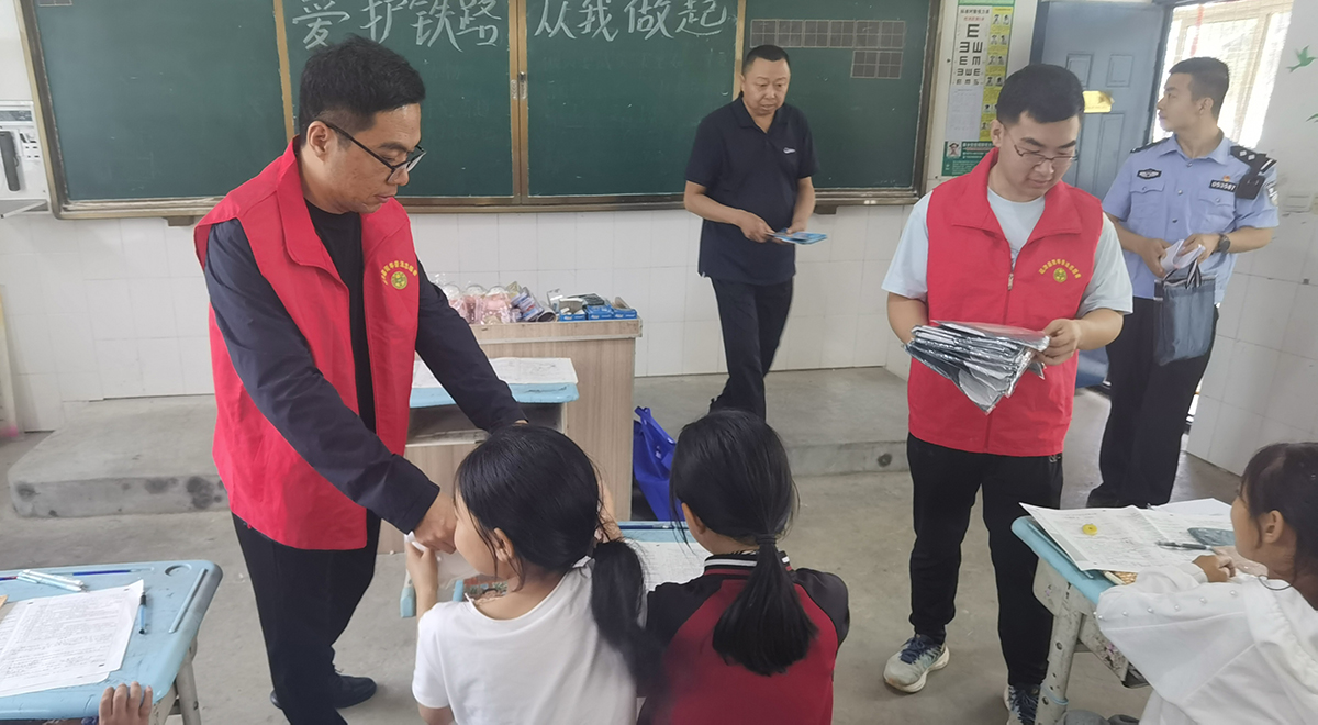 2.2新乡市延津县组织开展铁路护路相关法律法规普法宣传.jpg