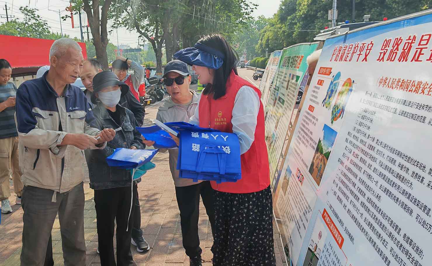 新乡市凤泉区法学会开展铁路护路宣传.jpg