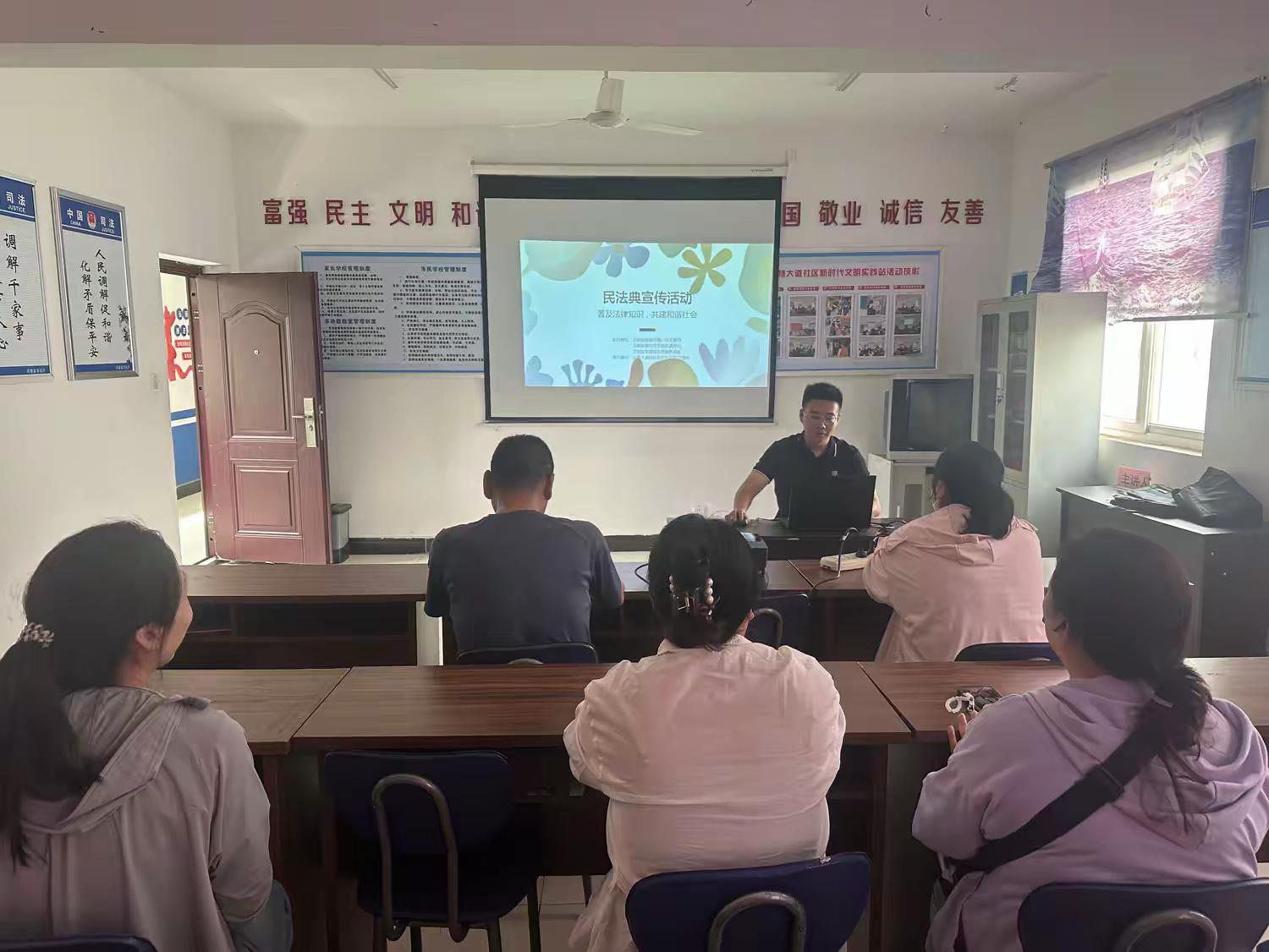 4.2新乡市卫滨区法学会基层服务点到社区开展民法典宣传活动.jpg
