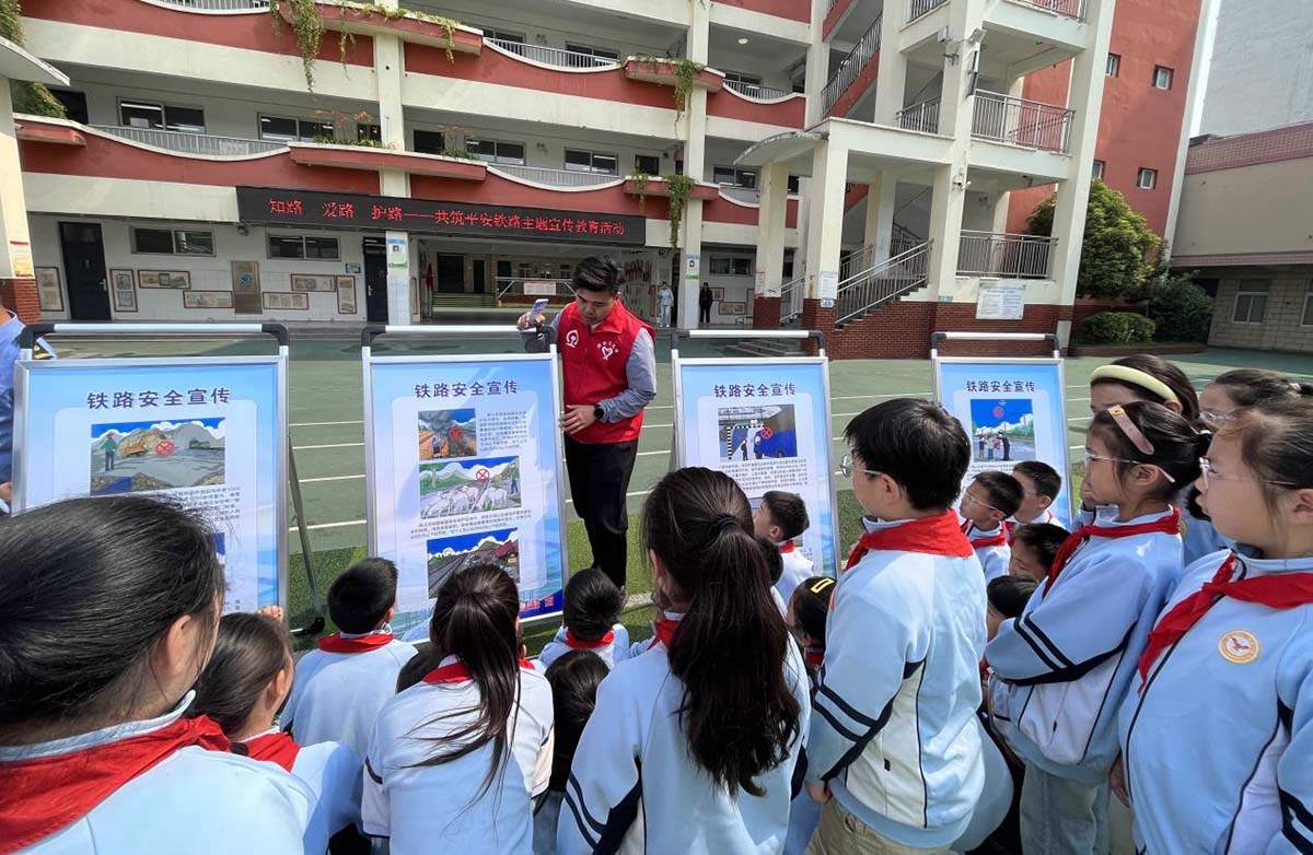 新乡市卫滨区法学会组织开展铁路护路法治宣传进校园活动.jpg