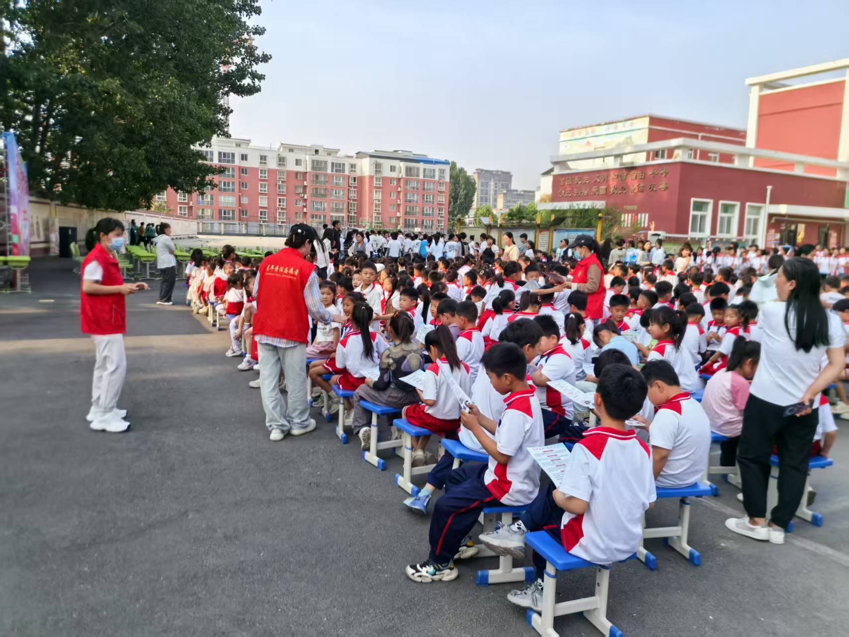 新乡市红旗区法学会走进校园开展法治文化基层行活动.jpg