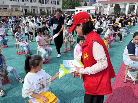 宜阳县法学会开展“法援助力成长路，青春无忧向光明”普法宣传活动
