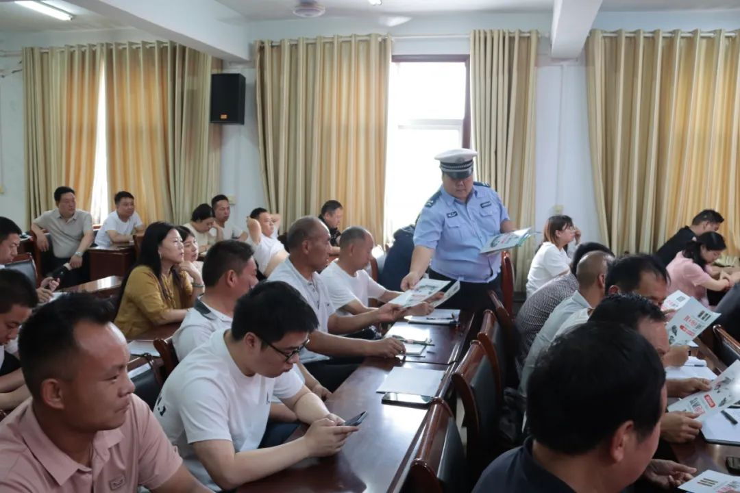 洛宁县法学会开展“美丽乡村行”交通安全巡回宣讲活动