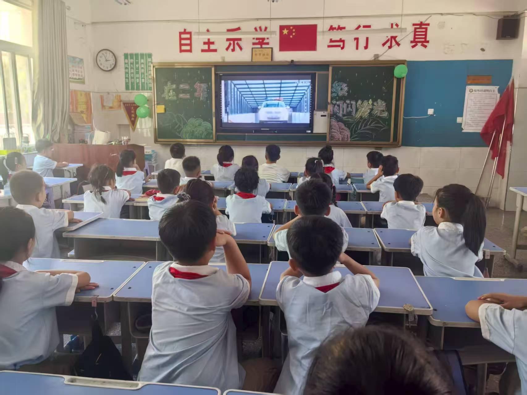 嵩县政法委、法学会、教体局联合开展秋季开学同上“一堂法治课”系列活动