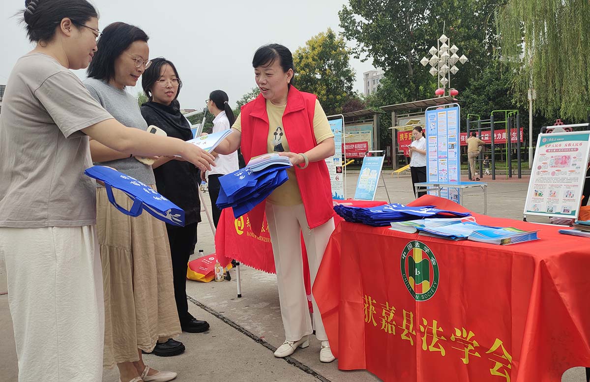 新乡市获嘉县法学会在国家网络宣传周组织开展普法宣传活动(小像素）.jpg