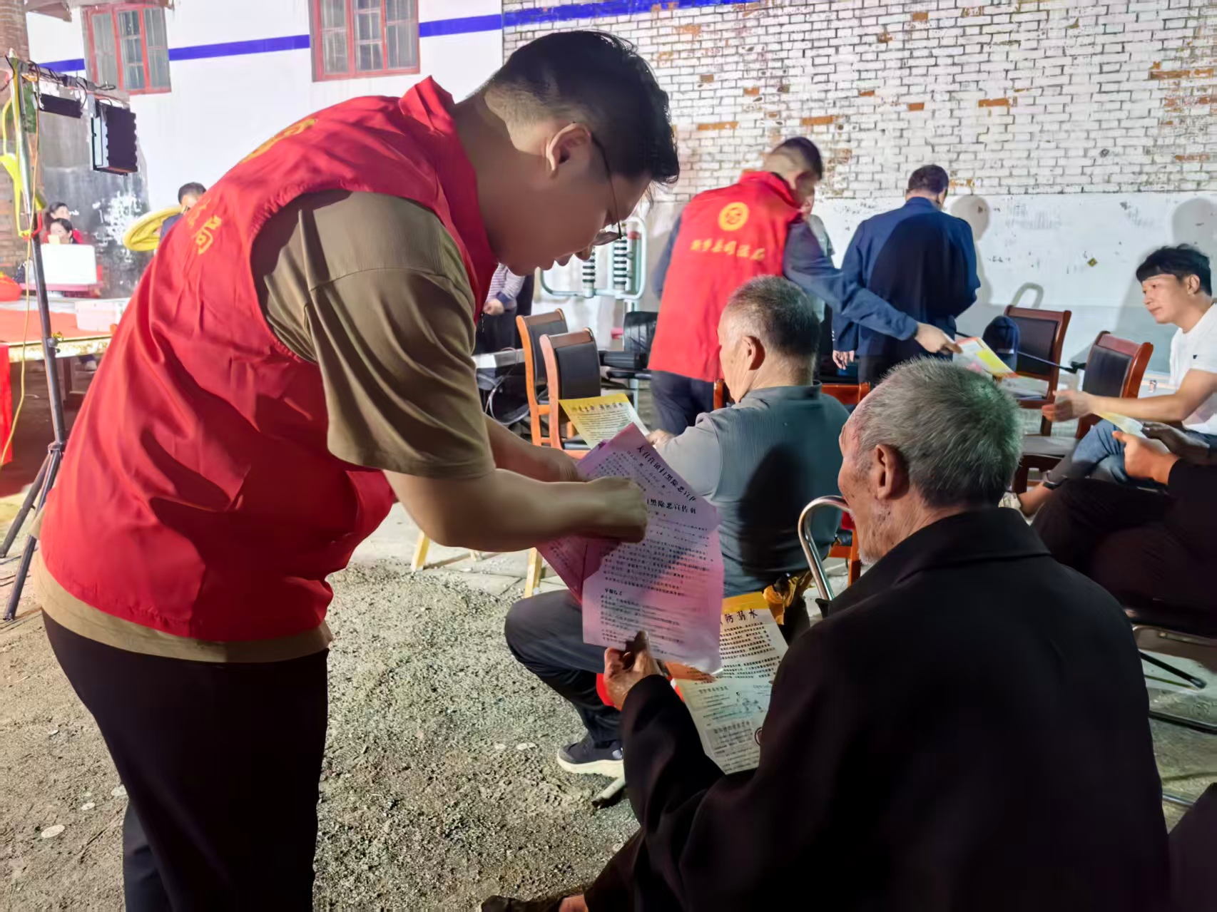 新乡市新乡县开展法律进乡村法治宣传活动图片.jpg