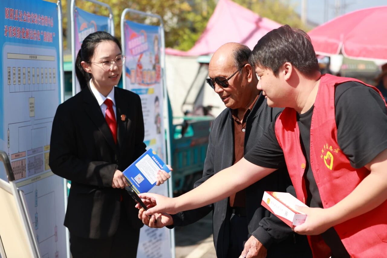 新乡市原阳县法学会组织开展迎国庆普法赶大集活动.jpg