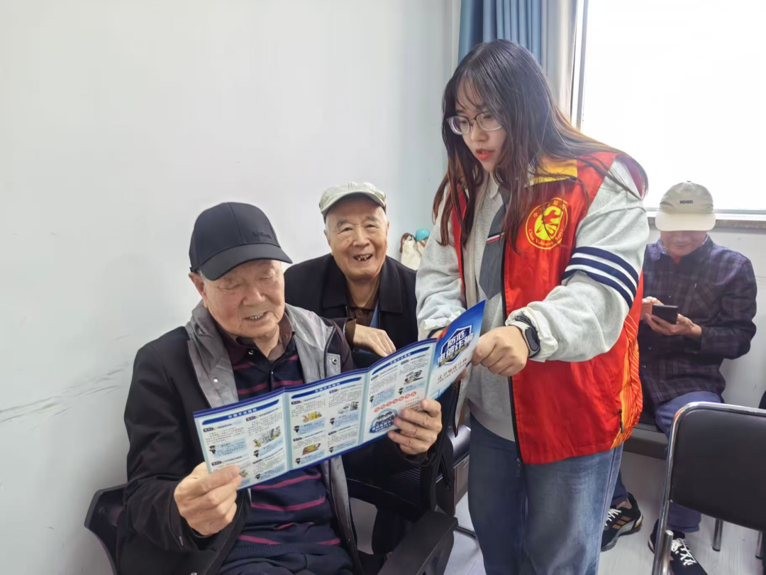 西工区法学会组织青年普法志愿者进社区开展反诈宣传活动