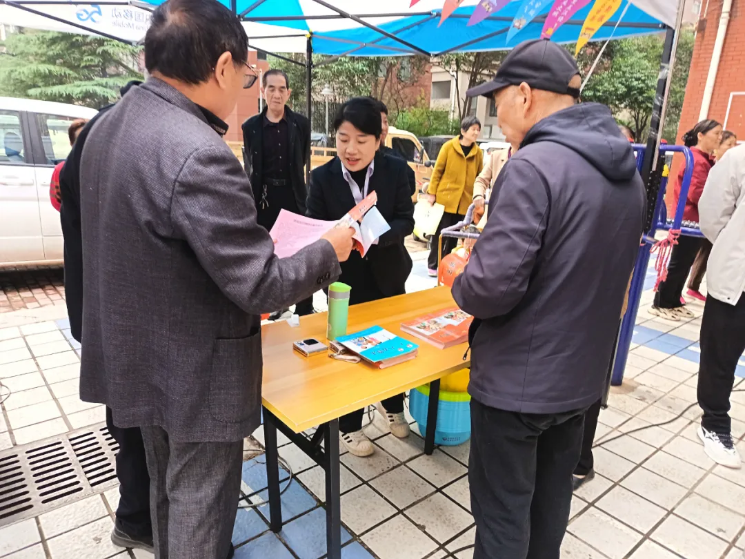 新安县法学会联合县司法局开展 “社区市集”法律宣传活动