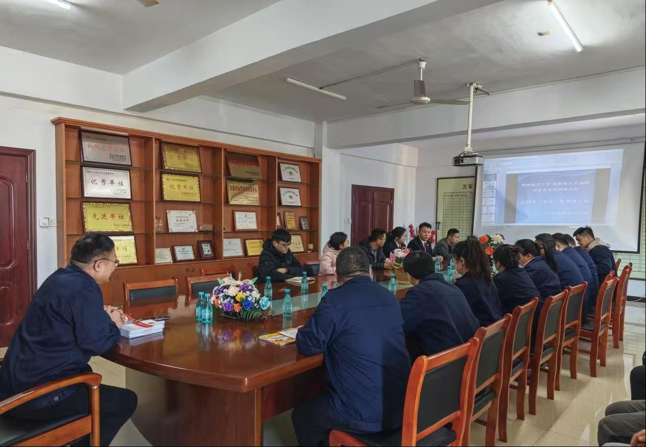 宜阳县法学会组织普法志愿者开展“宪法宣传进企业”活动